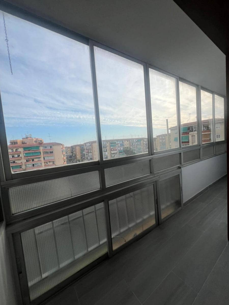 4 bedroom Flat for sale in Alicante / Alacant city - € 107,000 (Ref: 9733809)