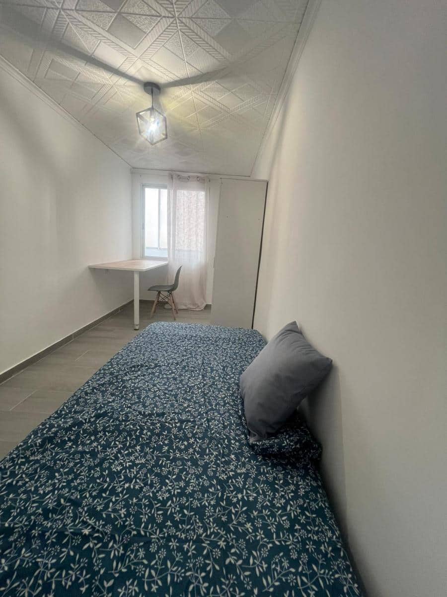 4 bedroom Flat for sale in Alicante / Alacant city - € 107,000 (Ref: 9733809)