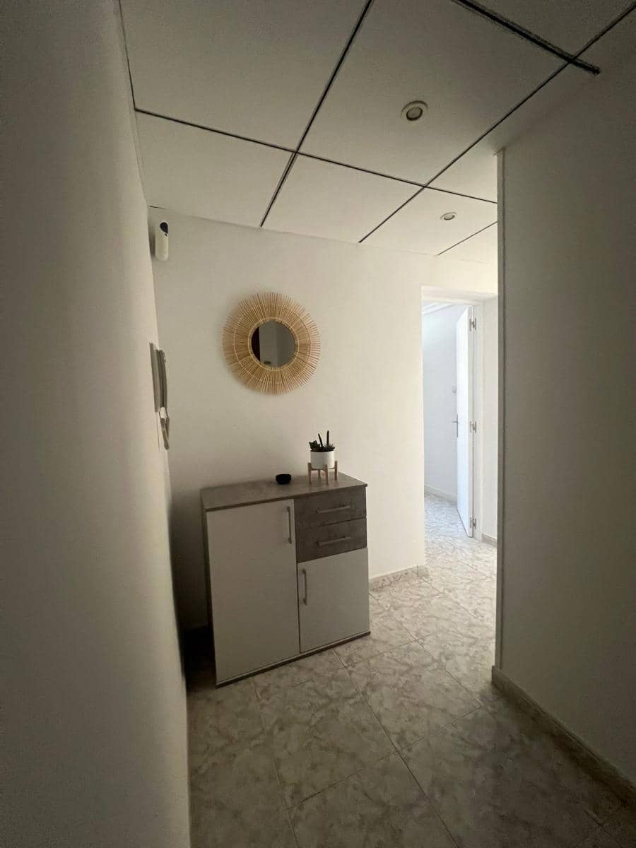 4 bedroom Flat for sale in Alicante / Alacant city - € 117,000 (Ref: 9733810)