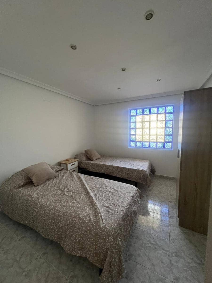 4 bedroom Flat for sale in Alicante / Alacant city - € 117,000 (Ref: 9733810)