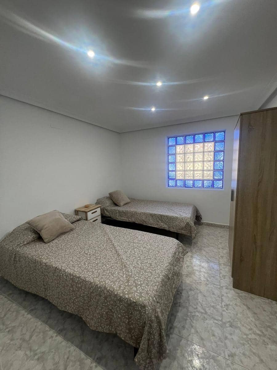 4 bedroom Flat for sale in Alicante / Alacant city - € 117,000 (Ref: 9733810)