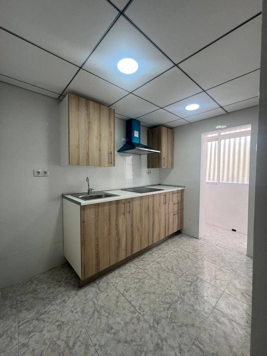 4 bedroom Flat for sale in Alicante / Alacant city - € 117,000 (Ref: 9733810)