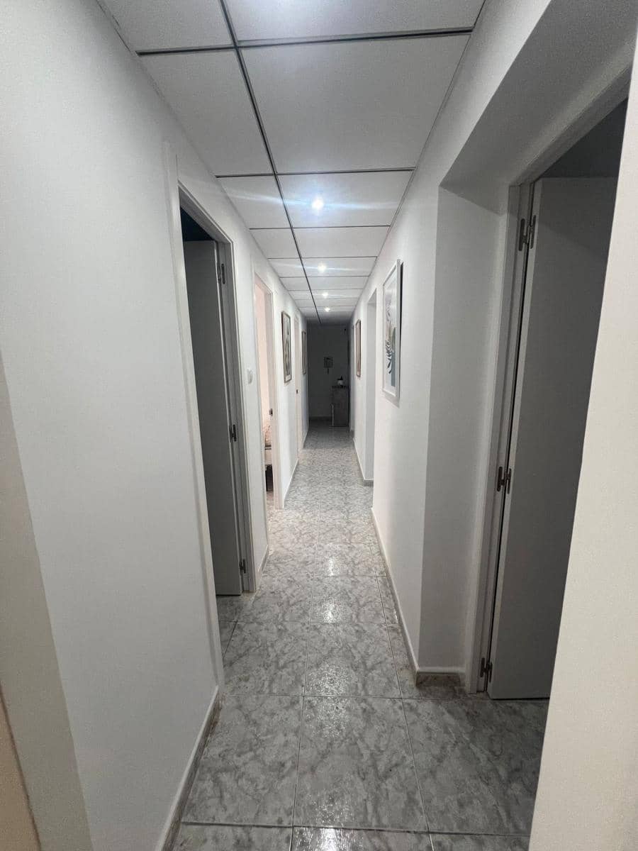 4 bedroom Flat for sale in Alicante / Alacant city - € 117,000 (Ref: 9733810)