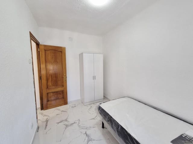 3 soveværelse Lejlighed til salg i Virgen del Carmen, Alicante by - € 108.000 (Ref: 9848386)
