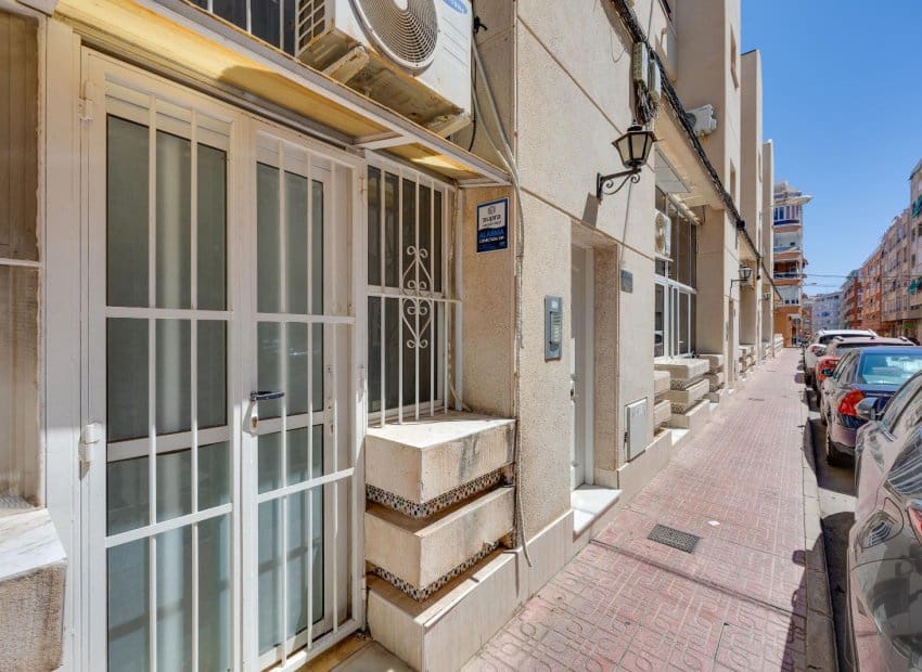 1 makuuhuone Huoneisto myytävänä paikassa Torrevieja mukana uima-altaan - 132 969 € (Ref: 10004540)
