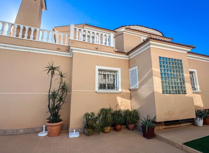 6 slaapkamer Villa te koop in La Mata - € 950.000 (Ref: 10006060)