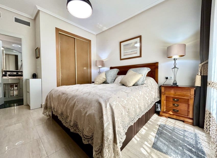 2 slaapkamer Appartement te koop in Torrevieja - € 259.000 (Ref: 10023004)