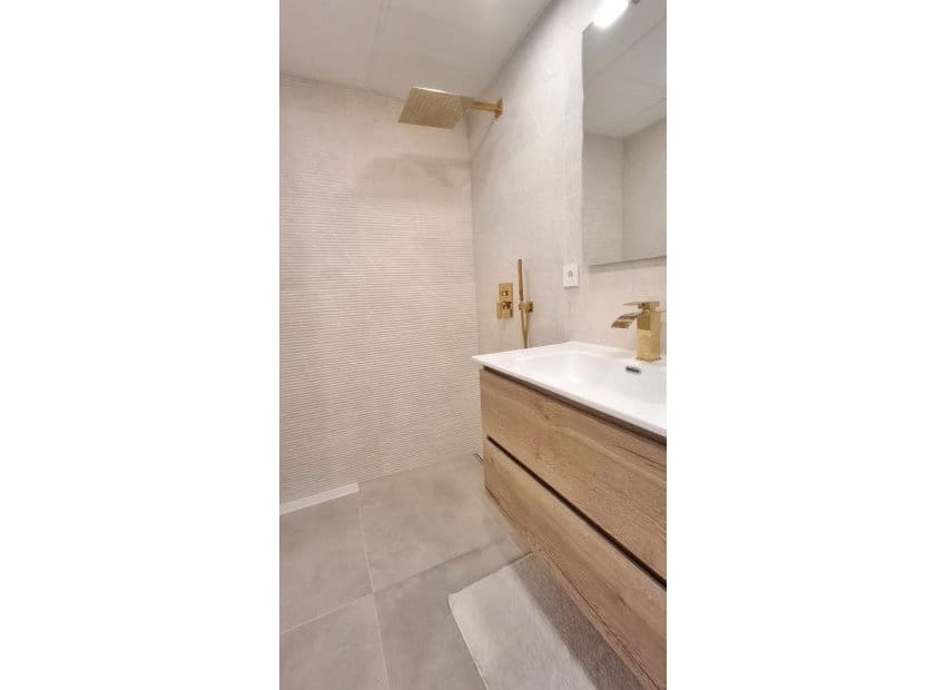 Apartamento de 2 habitaciones en Torrevieja en venta - 249.900 € (Ref: 10032421)
