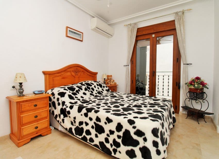 2 soveværelse Lejlighed til salg i Villamartin med swimmingpool - € 184.950 (Ref: 10034415)