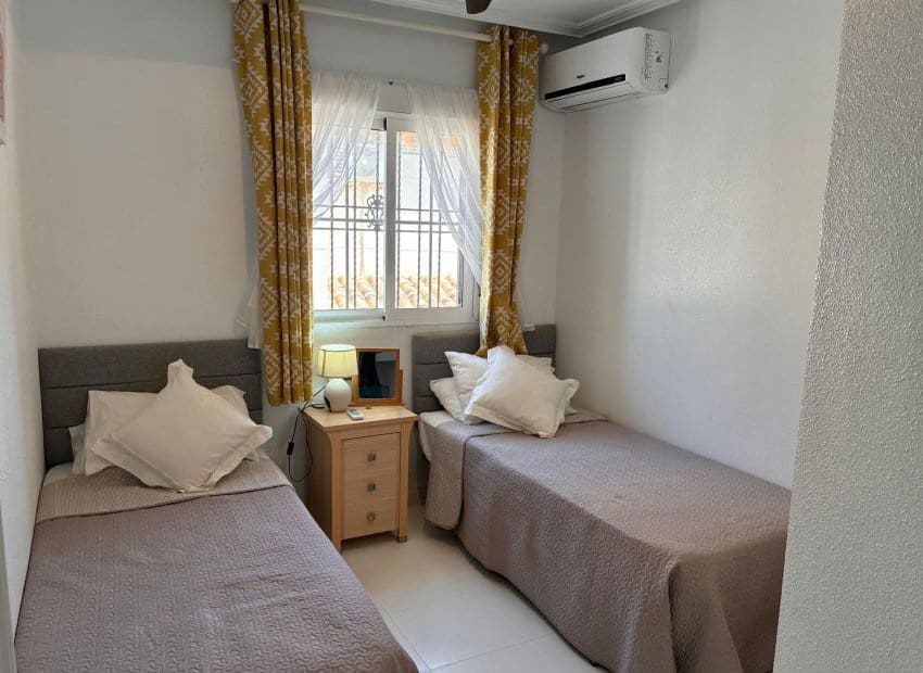 2 sypialnia Willa na sprzedaż w Orihuela Costa z basenem - 269 000 € (Ref: 10034418)