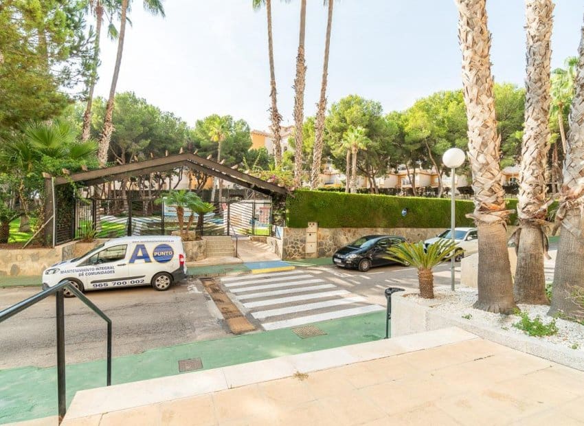 3 sovrum Lägenhet till salu i Orihuela Costa med pool - 199 999 € (Ref: 10035734)