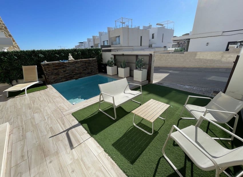 Chalet de 2 habitaciones en Villamartin en venta - 284.000 € (Ref: 10035738)