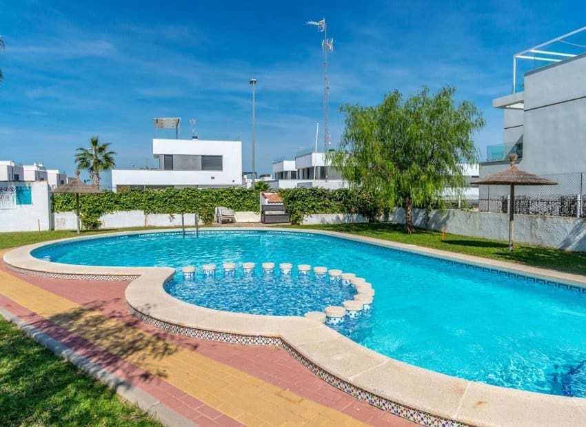 Chalet de 2 habitaciones en Villamartin en venta - 284.000 € (Ref: 10035738)