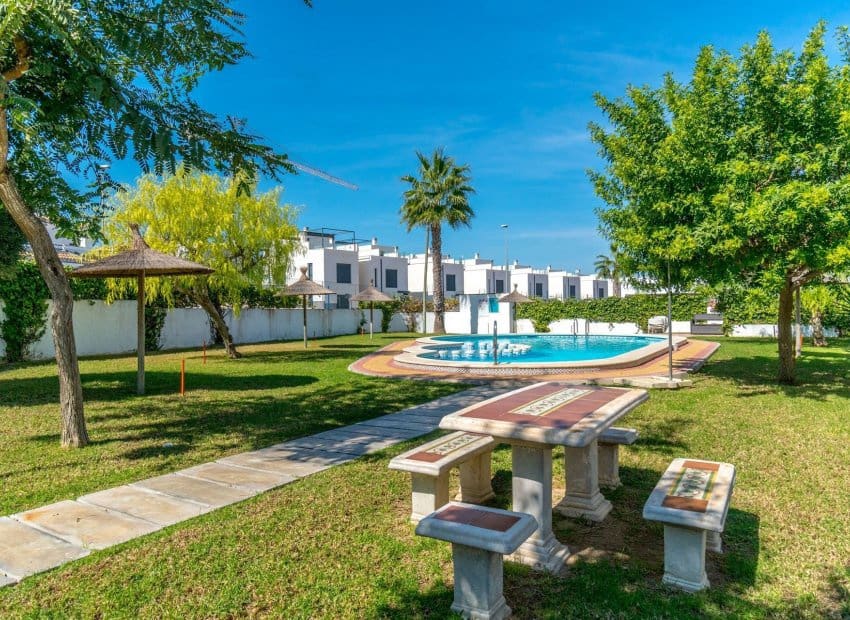 Chalet de 2 habitaciones en Villamartin en venta - 284.000 € (Ref: 10035738)