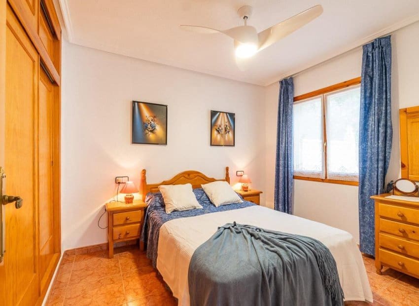 5 Zimmer Villa zu verkaufen in Playa Flamenca mit Pool - 240.000 € (Ref: 10039188)