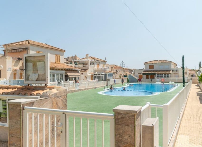 5 Zimmer Villa zu verkaufen in Playa Flamenca mit Pool - 240.000 € (Ref: 10039188)