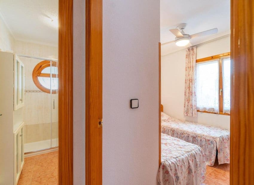 5 Zimmer Villa zu verkaufen in Playa Flamenca mit Pool - 240.000 € (Ref: 10039188)