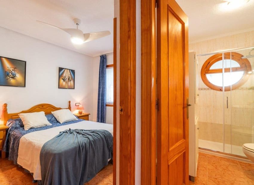 5 Zimmer Villa zu verkaufen in Playa Flamenca mit Pool - 240.000 € (Ref: 10039188)