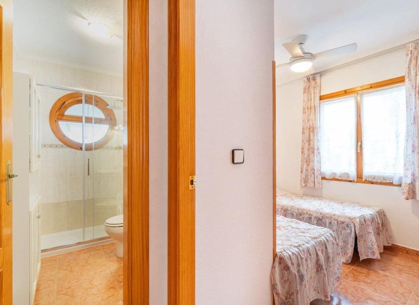 5 Zimmer Villa zu verkaufen in Playa Flamenca mit Pool - 240.000 € (Ref: 10039188)