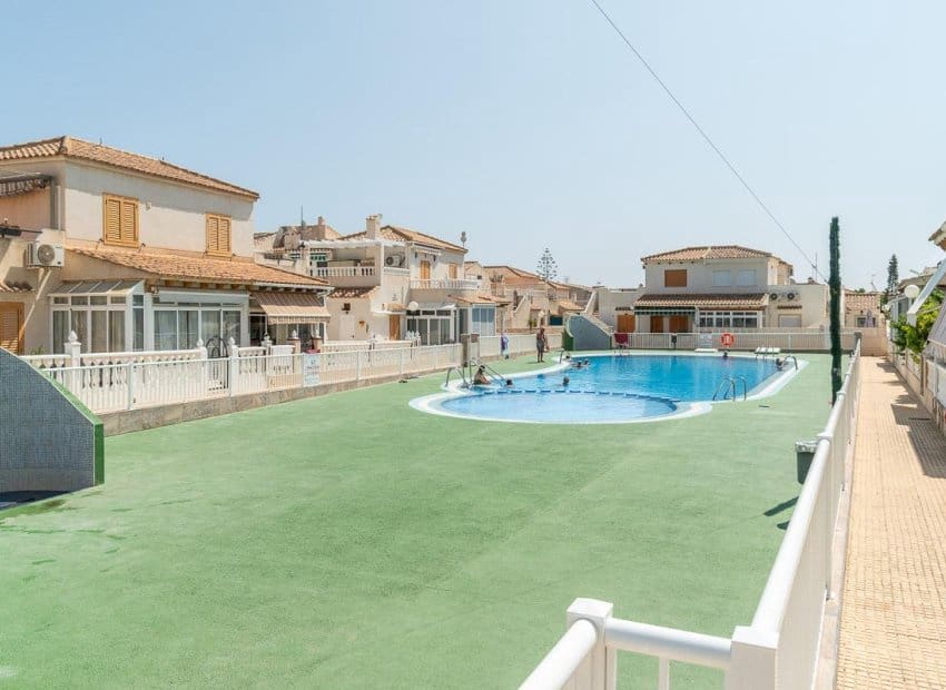 5 Zimmer Villa zu verkaufen in Playa Flamenca mit Pool - 240.000 € (Ref: 10039188)