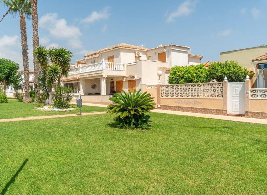 5 Zimmer Villa zu verkaufen in Playa Flamenca mit Pool - 240.000 € (Ref: 10039188)