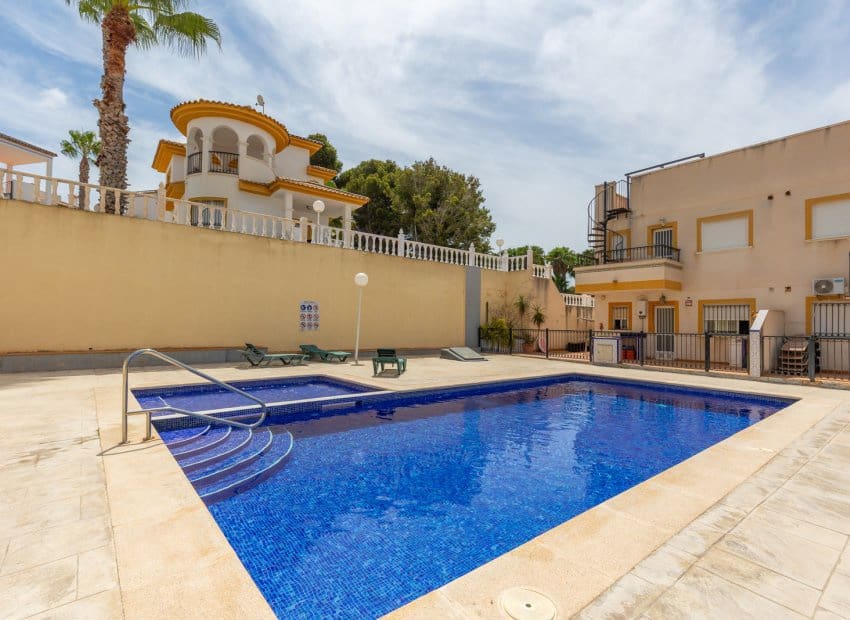 Apartamento de 2 habitaciones en Villamartin en venta - 175.000 € (Ref: 10039190)