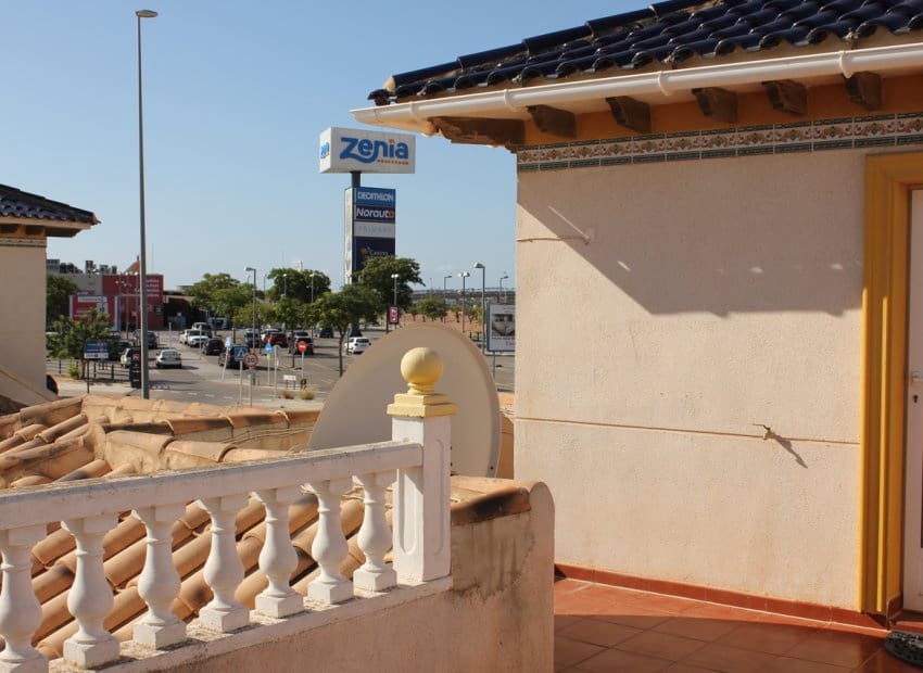5 bedroom Villa for sale in La Zenia with pool - € 359,995 (Ref: 10045796)