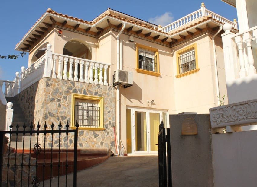 5 bedroom Villa for sale in La Zenia with pool - € 359,995 (Ref: 10045796)