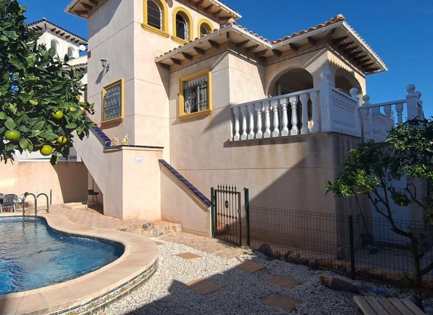 5 bedroom Villa for sale in La Zenia with pool - € 359,995 (Ref: 10045796)