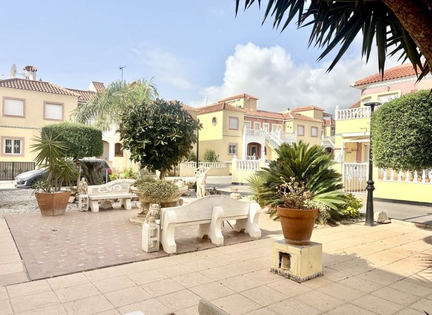 Apartamento de 2 habitaciones en La Zenia en venta con piscina - 189.000 € (Ref: 10051925)