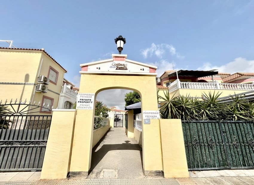 Apartamento de 2 habitaciones en La Zenia en venta con piscina - 189.000 € (Ref: 10051925)