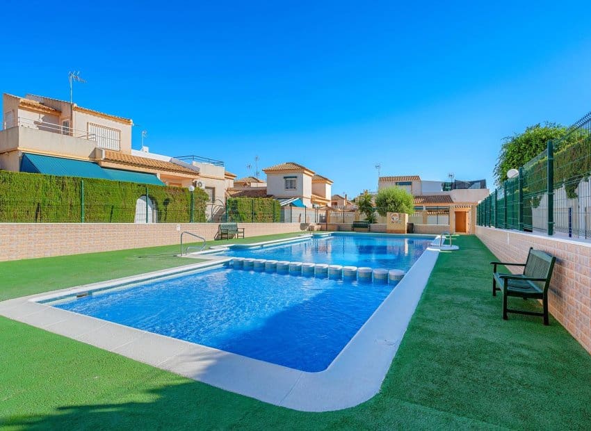 Apartamento de 2 habitaciones en Los Balcones en venta - 179.000 € (Ref: 10054331)