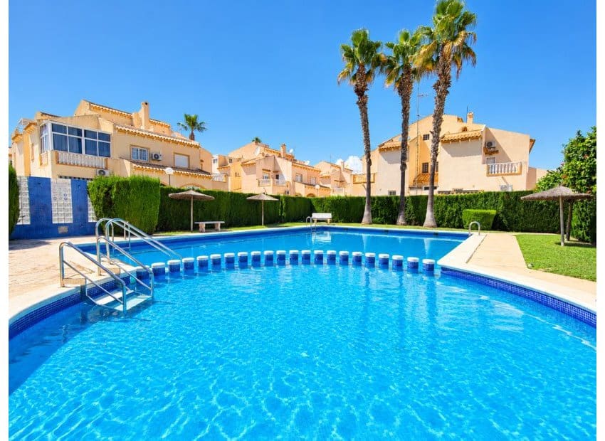 2 makuuhuone Omakotitalo myytävänä paikassa Playa Flamenca mukana uima-altaan - 229 900 € (Ref: 10076855)