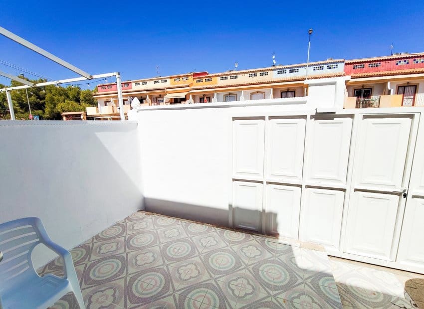 2 makuuhuone Omakotitalo myytävänä paikassa Playa Flamenca mukana uima-altaan - 229 900 € (Ref: 10076855)