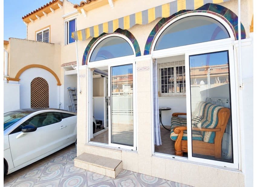 2 makuuhuone Omakotitalo myytävänä paikassa Playa Flamenca mukana uima-altaan - 229 900 € (Ref: 10076855)
