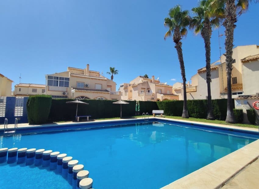 2 makuuhuone Omakotitalo myytävänä paikassa Playa Flamenca mukana uima-altaan - 229 900 € (Ref: 10076855)
