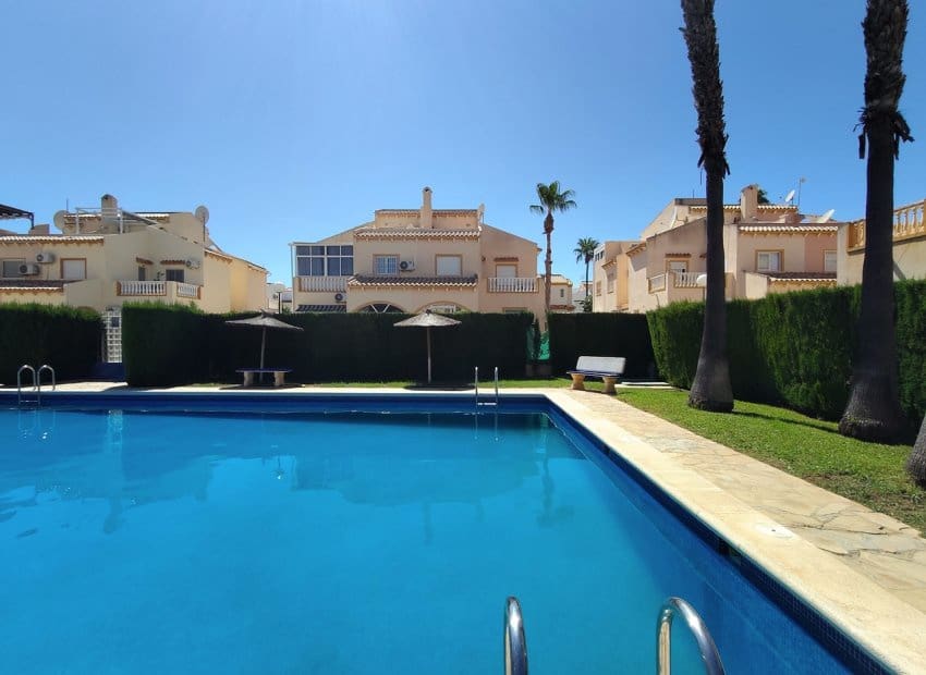 2 makuuhuone Omakotitalo myytävänä paikassa Playa Flamenca mukana uima-altaan - 229 900 € (Ref: 10076855)