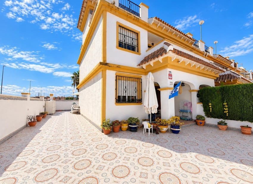 Casa de 3 habitaciones en El Limonar en venta con piscina - 239.900 € (Ref: 10091369)