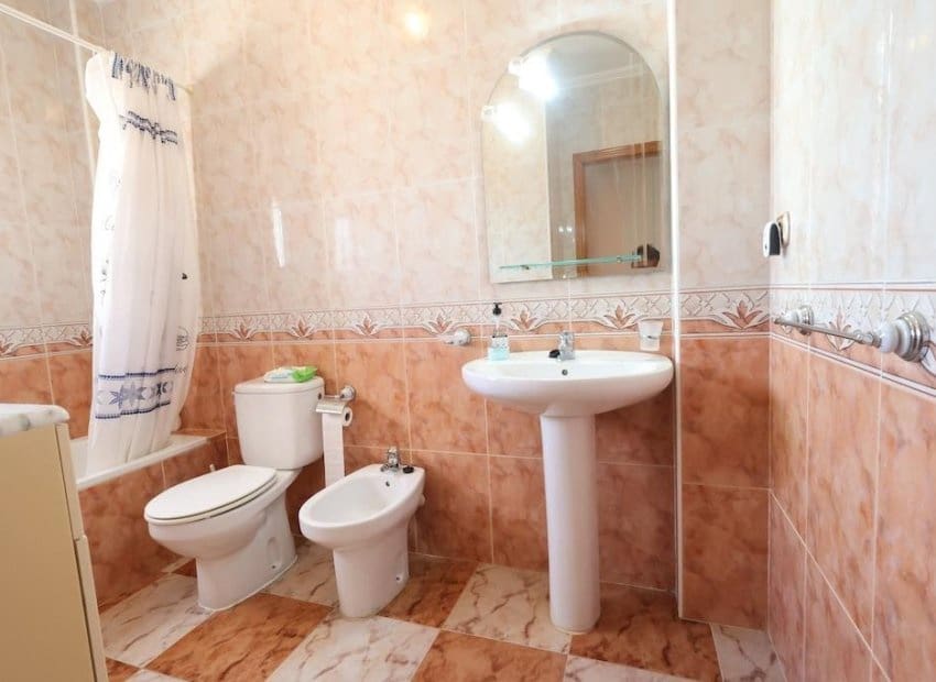 2 makuuhuone Omakotitalo myytävänä paikassa Playa Flamenca mukana uima-altaan 
autotalli - 240 000 € (Ref: 10091376)