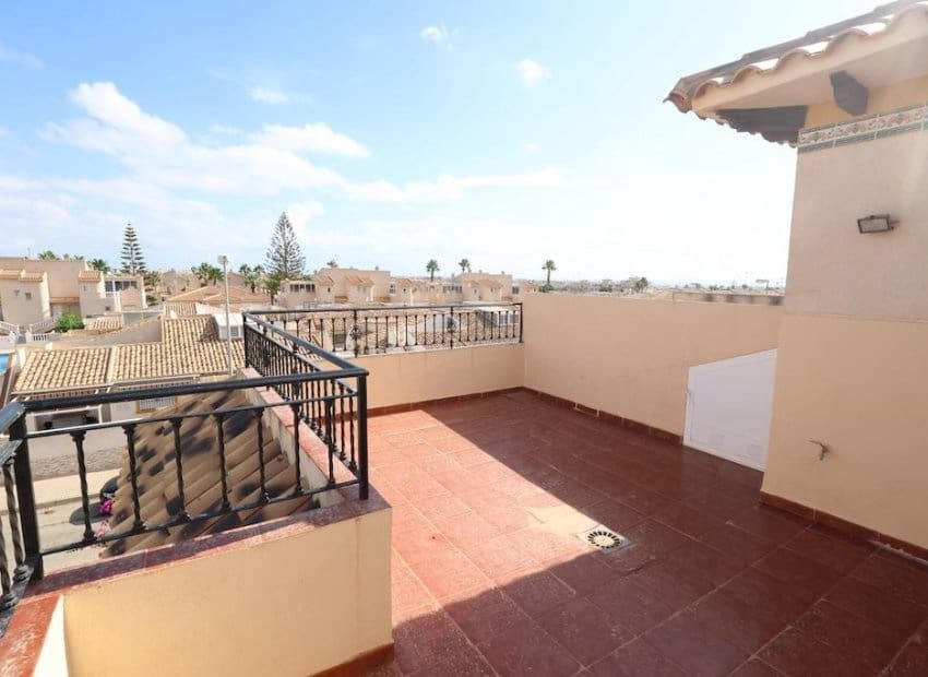 2 makuuhuone Omakotitalo myytävänä paikassa Playa Flamenca mukana uima-altaan 
autotalli - 240 000 € (Ref: 10091376)