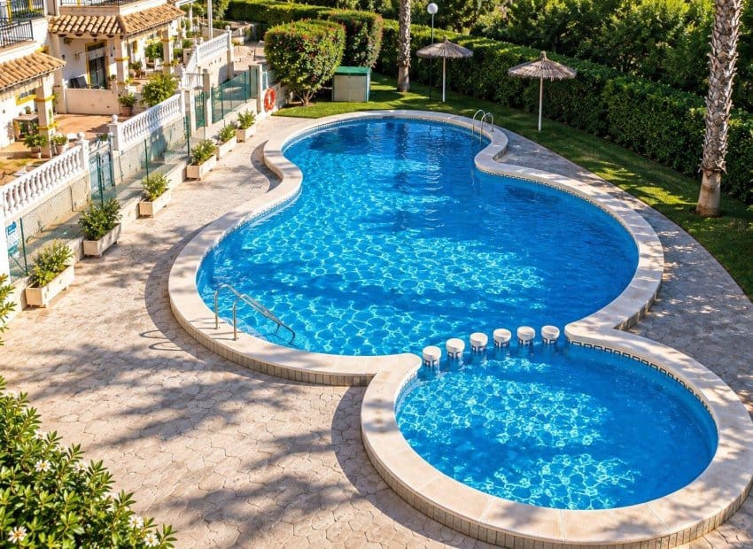 2 makuuhuone Omakotitalo myytävänä paikassa Playa Flamenca mukana uima-altaan 
autotalli - 240 000 € (Ref: 10091376)