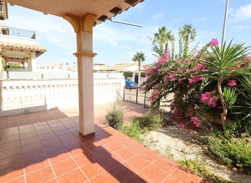 2 makuuhuone Omakotitalo myytävänä paikassa Playa Flamenca mukana uima-altaan 
autotalli - 240 000 € (Ref: 10091376)