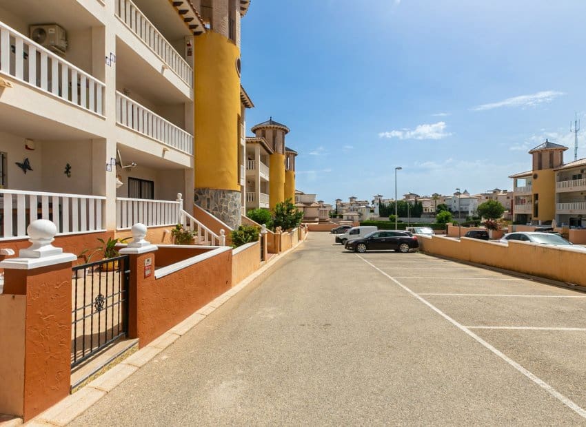 2 makuuhuone Huoneisto myytävänä paikassa Orihuela Costa mukana uima-altaan - 165 000 € (Ref: 10102878)