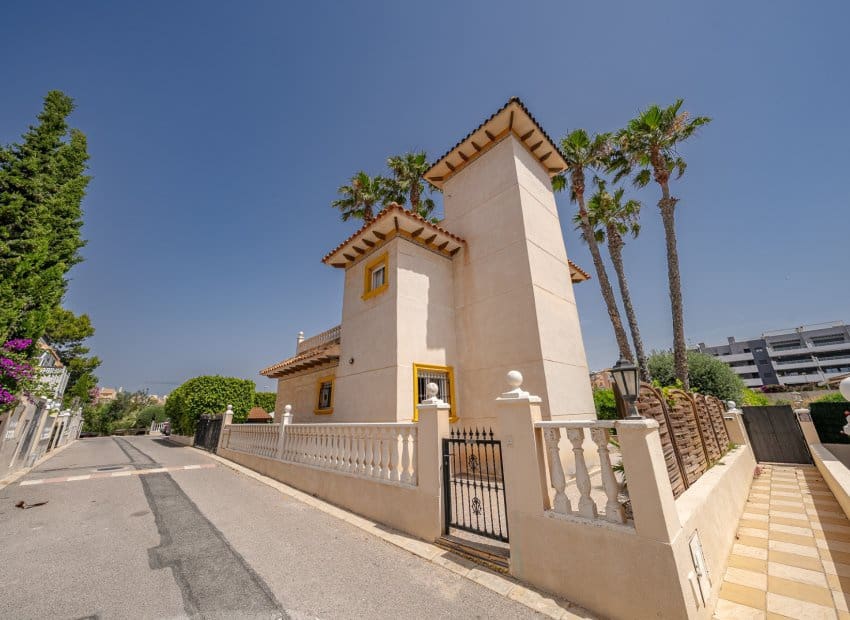 3 sovrum Villa till salu i Playa Flamenca med pool - 529 900 € (Ref: 10102880)