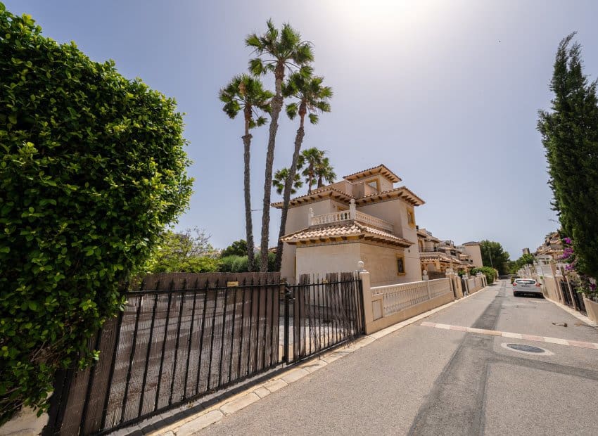 3 sovrum Villa till salu i Playa Flamenca med pool - 529 900 € (Ref: 10102880)