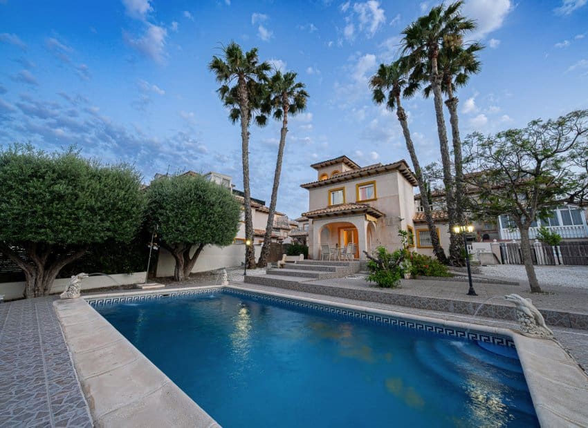3 sovrum Villa till salu i Playa Flamenca med pool - 529 900 € (Ref: 10102880)