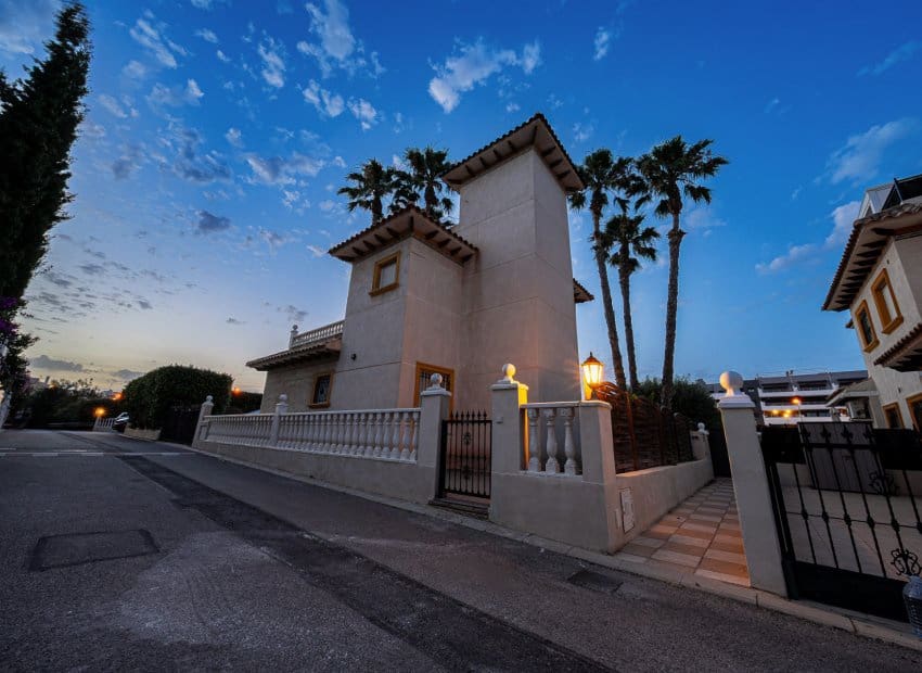 3 sovrum Villa till salu i Playa Flamenca med pool - 529 900 € (Ref: 10102880)