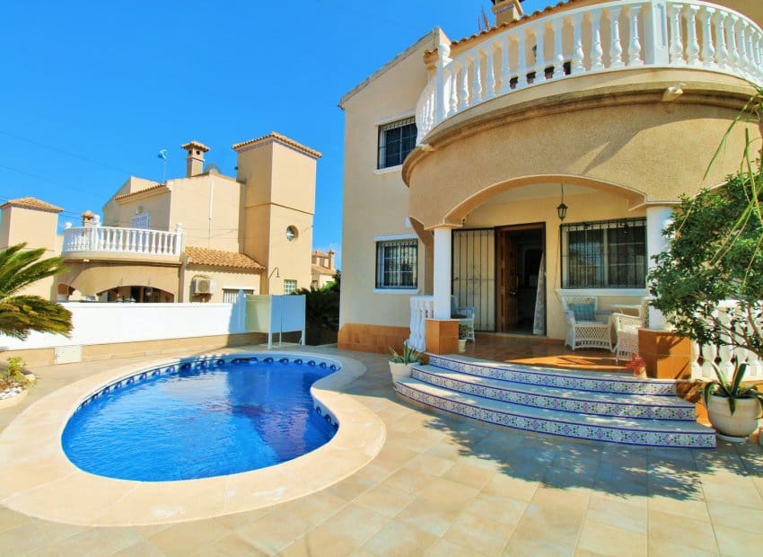 3 bedroom Villa for sale in Villamartin with pool garage - € 369,000 (Ref: 10112179)