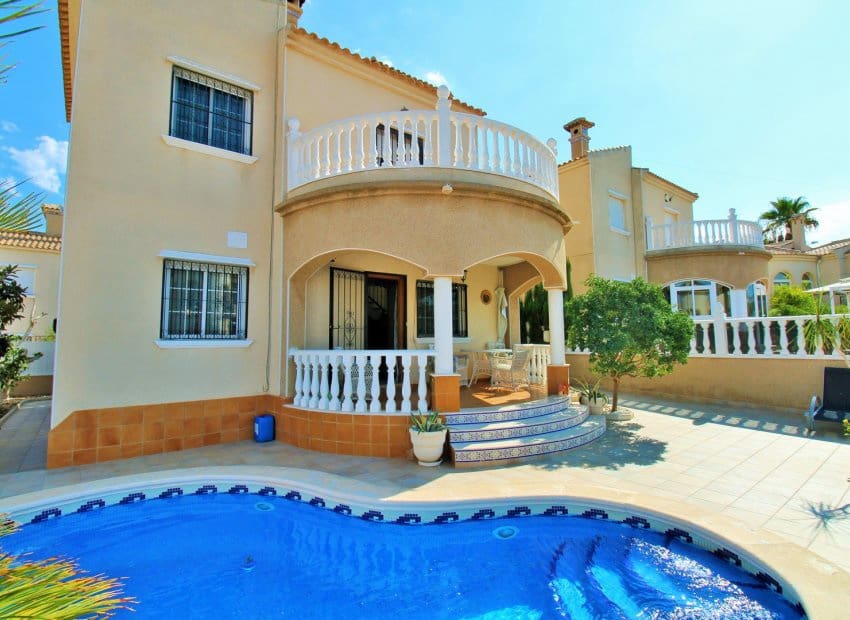 3 bedroom Villa for sale in Villamartin with pool garage - € 369,000 (Ref: 10112179)