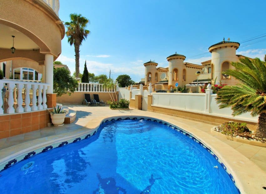 3 bedroom Villa for sale in Villamartin with pool garage - € 369,000 (Ref: 10112179)